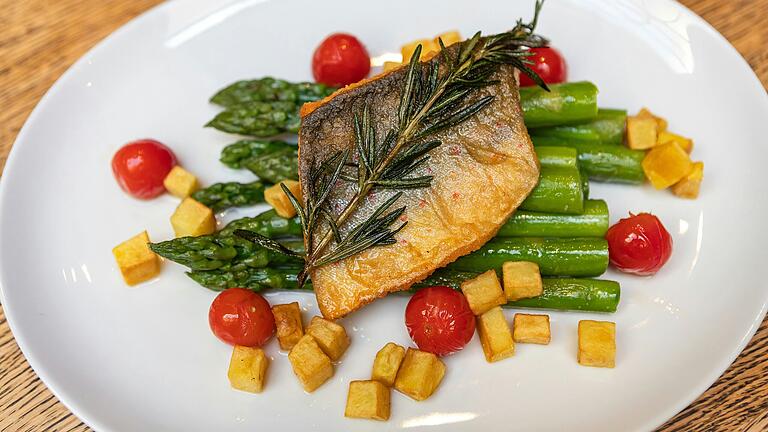 Spargel Primavera gekocht von Küchenchef Robin Hofmann des Hotels Rebstock. Spargel Primavera gekocht von Küchenchef Robin Hofmann des Hotels Rebstock.