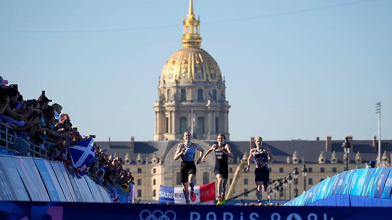 Paris 2024 - Triathlon - Der Zieleinlauf ins Glück: Laura Lindemann sichert den deutschen Triathleten Gold in der Mixed-Staffel. Paris 2024 - Triathlon - Der Zieleinlauf ins Glück: Laura Lindemann sichert den deutschen Triathleten Gold in der Mixed-Staffel.