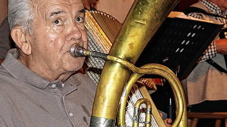 Hans Weiglein aus Pfarrweisach bläst beim Wirtshaussingen in seine Tuba. Hans Weiglein aus Pfarrweisach bläst beim Wirtshaussingen in seine Tuba.