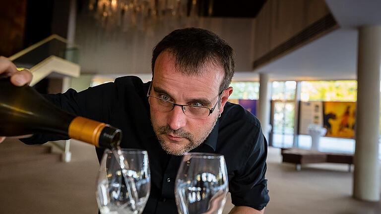 Den Eichstrich immer im Blick: Oliver Schikora beim Einschenken vor dem Pausenansturm.