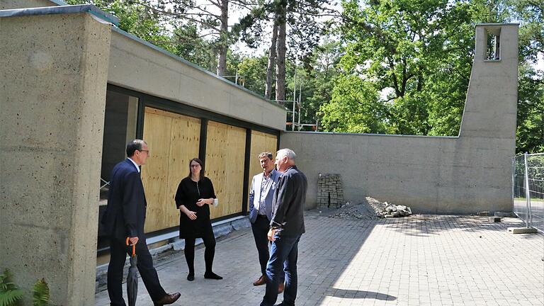 An der Aussegnungshalle ist die Fensterfront zum Vorplatz nun so gestaltet, dass sie bei größeren Beerdigungen und gutem Wetter aufgeschoben werden kann. Bei der Baustellenbesichtigung (von links): Bürgermeister Jürgen Götz, Sabine Hartmann, Klaus Krautschneider und Architekt Wolfgang Fischer.