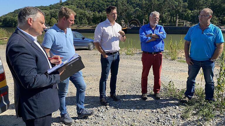 Treffpunkt Kiesgrube Fahr: Seit 1987 baut die Kitzinger Firma LZR am Elgersheimer Hof Sand und Kies ab. Beim Ortstermin diskutierten Volkacher Stadtratsmitglieder um Bürgermeister Heiko Bäuerlein (von links) mit den LZR-Verantwortlichen Andreas Wucherpfennig (Betriebsleiter), Christian Reifenscheid (Mitglied der Geschäftsführung) und den beiden Geschäftsführern Hermann Reifenscheid und Willi Lenz.