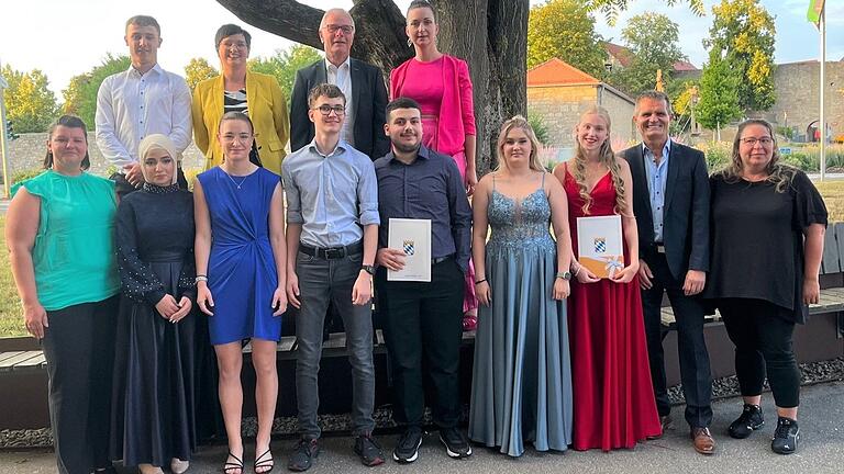 Die Jahrgangsbesten und besonders geehrte Schülerinnen und Schüler der 10. Klassen der Mittelschule Bad Neustadt (vorne von links): Irina Malinovski (Elternbeirat), Batol Fakhr Eddin, Lea Schrenk, Xaver Benkert, Hamza Alhamada (alle Klasse V2), Viviane Hiller (Kl. 10bM) und Nina Straub (Kl. 10aM), Rektor Walter Rothaug und Diana Hochgesang (Elternbeirat) sowie (hinten von links): Maximilian Euring (Kl. V2), Klassenleiterin V2 Simone Büttner, 2. stellvertretender Bürgermeister Norbert Klein und Johanna Schmid (Klassenleiterin 10aM). Die Jahrgangsbesten und besonders geehrte Schülerinnen und Schüler der 10. Klassen der Mittelschule Bad Neustadt (vorne von links): Irina Malinovski (Elternbeirat), Batol Fakhr Eddin, Lea Schrenk, Xaver Benkert, Hamza Alhamada (alle Klasse V2), Viviane Hiller (Kl. 10bM) und Nina Straub (Kl. 10aM), Rektor Walter Rothaug und Diana Hochgesang (Elternbeirat) sowie (hinten von links): Maximilian Euring (Kl. V2), Klassenleiterin V2 Simone Büttner, 2. stellvertretender Bürgermeister Norbert Klein und Johanna Schmid (Klassenleiterin 10aM).