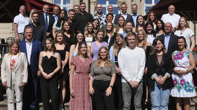 Glückwunsch hieß es für 25 frischgebackene Pflegefachfrauen und Pflegefachmänner der Berufsfachschule für Pflege Schloss Werneck. In der ersten Reihe (von links) die drei Jahrgangsbesten Emilia Mohr, Anika Böhm und Dana Mayer sowie der Prüfungsbeste Fabio Schuhmann.