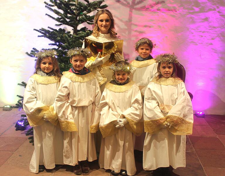 Der Gerolzhöfer Weihnachtsengel Aliya Reichert mit seiner himmlischen Schar. Der Gerolzhöfer Weihnachtsengel Aliya Reichert mit seiner himmlischen Schar.
