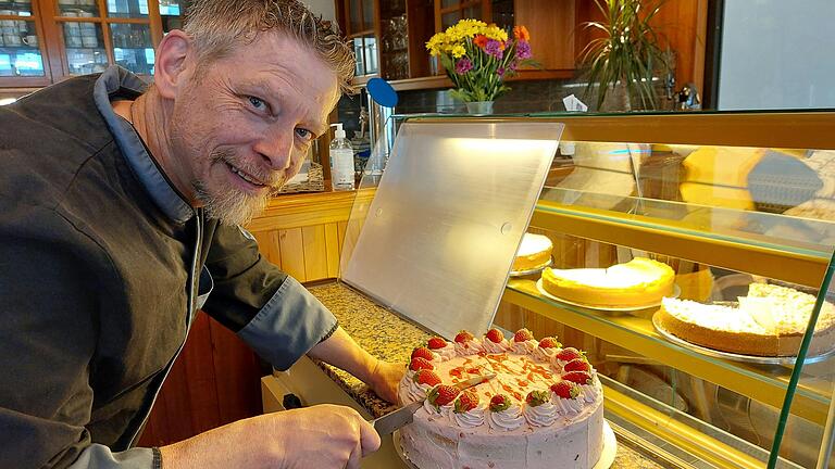 Konditormeister Rainer Väth betreibt bis Ende August das Kaffeehaus Franck-Stube in Marktheidenfeld. Am liebsten würde er dort seiner Leidenschaft für Torten und Pralinen weiterhin nachgehen, doch steigende Energiekosten und Personalknappheit zwingen ihn zum Aufgeben. Konditormeister Rainer Väth betreibt bis Ende August das Kaffeehaus Franck-Stube in Marktheidenfeld. Am liebsten würde er dort seiner Leidenschaft für Torten und Pralinen weiterhin nachgehen, doch steigende Energiekosten und Personalknappheit zwingen ihn zum Aufgeben.