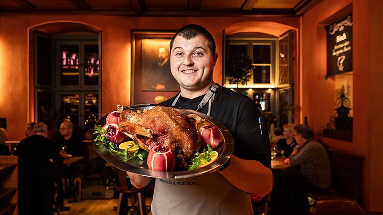 In der Weinstube Juliusspital in Würzburg präsentiert Lukas Kulinna den Gänsebraten.