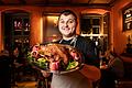 In der Weinstube Juliusspital in Würzburg präsentiert Lukas Kulinna den Gänsebraten.