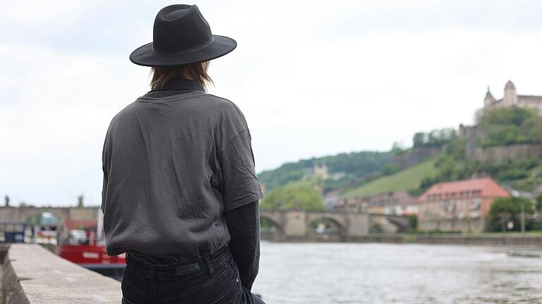 Mariannes Tochter Anna tauscht sich viel mit ihrer Mutter über ihre Depression aus. Mariannes Tochter Anna tauscht sich viel mit ihrer Mutter über ihre Depression aus. 
