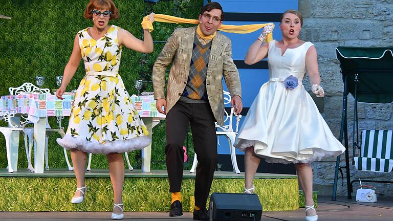 Eine Szene aus der Operette 'Der Vetter aus Dingsda' bei den Röttinger Frankenfestspielen. Beim Festspiel-Cocktail wird die klassische Sopranistin Miriam Klein (l.) unter anderem mit einer rockigen Tina-Turner-Nummer zu sehen sein, William Danne mit einem Heinz-Erhard-Lied und Anne Steffens mit Operetten-Klassikern. Eine Szene aus der Operette 'Der Vetter aus Dingsda' bei den Röttinger Frankenfestspielen. Beim Festspiel-Cocktail wird die klassische Sopranistin Miriam Klein (l.) unter anderem mit einer rockigen Tina-Turner-Nummer zu sehen sein, William Danne mit einem Heinz-Erhard-Lied und Anne Steffens mit Operetten-Klassikern.