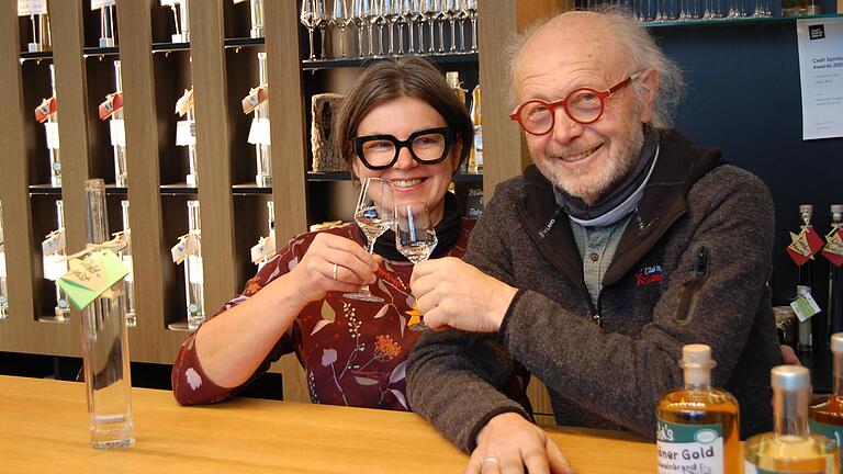 Lothar und Ingrid Bold eröffnen in Neuwirtshaus eine neue Destillathek. Lothar und Ingrid Bold eröffnen in Neuwirtshaus eine neue Destillathek.