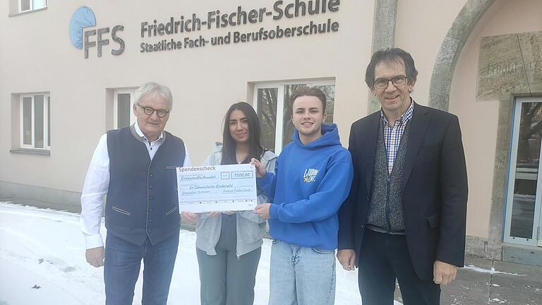 Auf dem Foto: Stefan Labus von der Schweinfurter Kindertafel, Zara Öztürk und Bastian Rieß (SMV) und der stellvertretende Schulleiter Markus Vogel, StD.