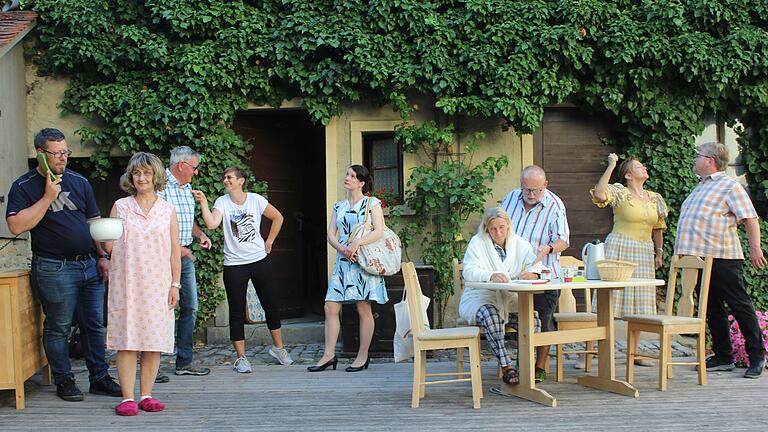 Die Theatergruppe bringt beim Kirchenburgfest in Kleinlangheim (Lkr. Kitzingen) den heiteren Einakter 'Wette ist Wette' auf die Bühne. Die Theatergruppe bringt beim Kirchenburgfest in Kleinlangheim (Lkr. Kitzingen) den heiteren Einakter 'Wette ist Wette' auf die Bühne.