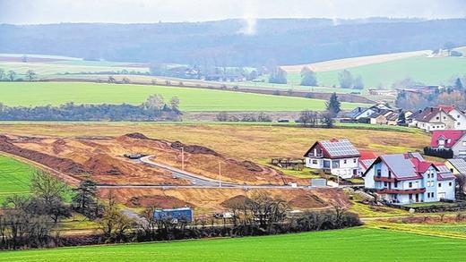 Vorschläge gefragt: Der Straßenbau des zweiten Bauabschnittes im Baugebiet „Döllgraben“ ist deutlich erkennbar und das Vermessungsamt hat bereits mit seiner Arbeit begonnen. Nun fehlt nur noch die Benennung der Straßenbezeichnungen. Vorschläge gefragt: Der Straßenbau des zweiten Bauabschnittes im Baugebiet „Döllgraben“ ist deutlich erkennbar und das Vermessungsamt hat bereits mit seiner Arbeit begonnen. Nun fehlt nur noch die Benennung der Straßenbezeichnungen.