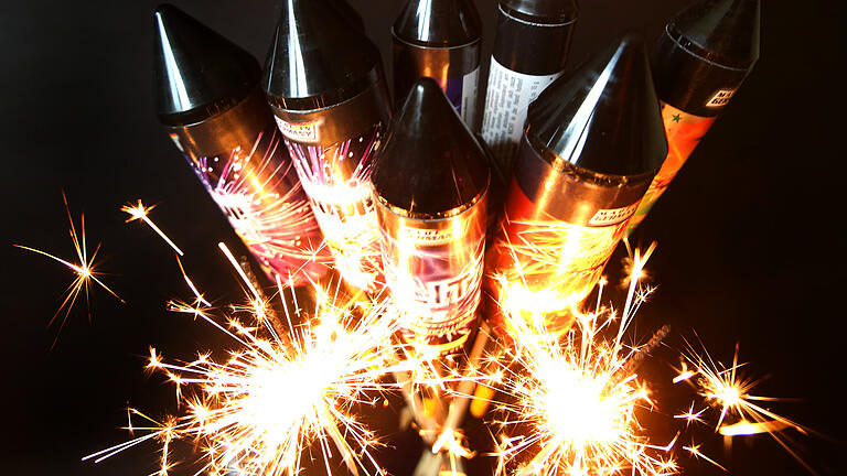 Vor Silvesterraketen werden Wunderkerzen abgebrannt. Ist das Feuerwerk-Spektakel noch zeitgemäß? Vor Silvesterraketen werden Wunderkerzen abgebrannt. Ist das Feuerwerk-Spektakel noch zeitgemäß?
