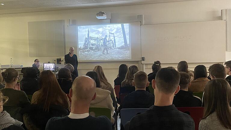 Der Journalist Till Mayer hielt einen interessanten Vortrag in der Realschule in Haßfurt.