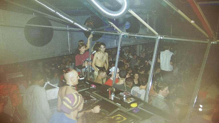 Der mittlerweile weltbekannte DJ Sven Väth (am DJ-Pult) bei einem Auftritt 1993 im Airport. Der mittlerweile weltbekannte DJ Sven Väth (am DJ-Pult) bei einem Auftritt 1993 im Airport.