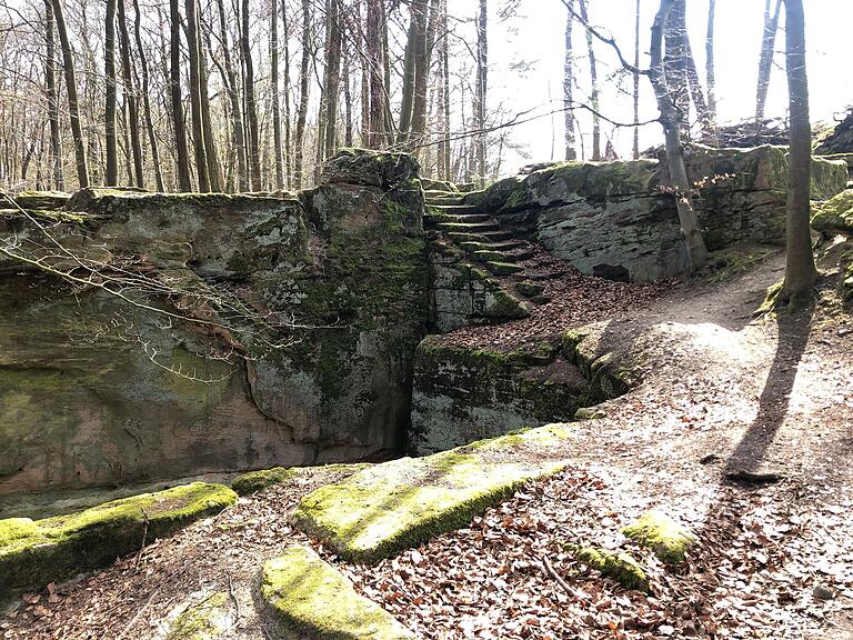 Historische Spurensuche im Landkreis Haßberge: Als Steinbruch, Burg, Burgstall, Tanzboden und Lager für Bier hat dieses Gebiet bei Buch schon gedient.