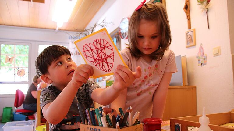 Im Kindergarten St. Antonius in Gefäll gestalteten die Kinder herzige Gedichtkarten. Foto: Teresa Hirschberg       -  Im Kindergarten St. Antonius in Gefäll gestalteten die Kinder herzige Gedichtkarten. Foto: Teresa Hirschberg