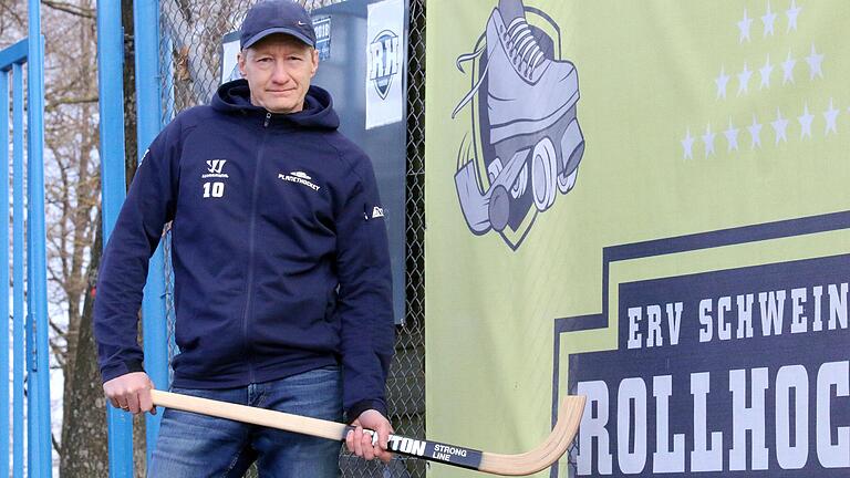 Martin Krönert von der Rollhockey-Abteilung des ERV Schweinfurt Rollhockey wartet sehnsüchtig darauf, dass sich das Tor zur Rollschuhbahn wieder öffnet.