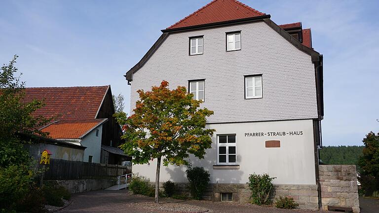 Die Gemeinde Sandberg sichert sich über eine Satzung das Vorkaufsrecht für die Kindergärten in Sandberg, Schmalwasser und Langenleiten, um die Kinderbetreuung sicherzustellen – sollte kirchlicherseits ein Verkauf der Gebäude in Erwägung gezogen werden.