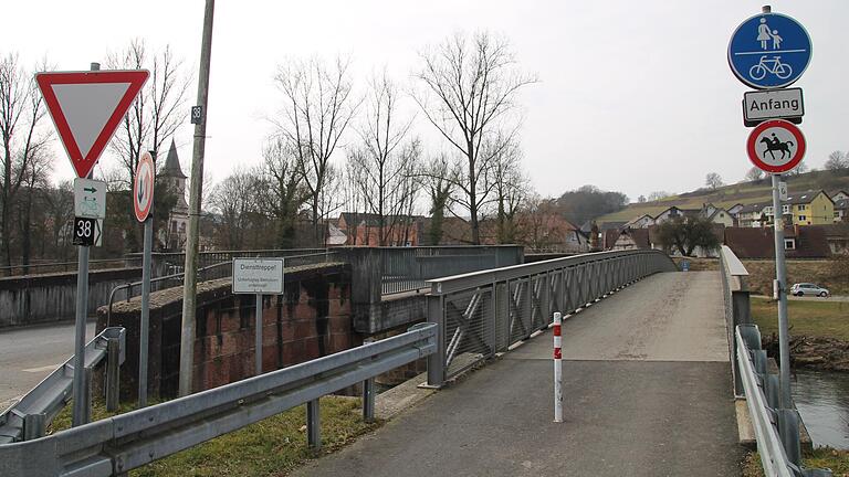 Neben der Brücke wurde ein Steg für Fußgänger und Radfahrer gebaut. Neben der Brücke wurde ein Steg für Fußgänger und Radfahrer gebaut.