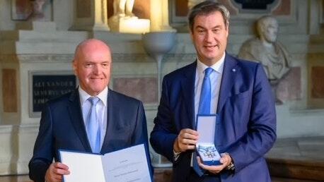 Ministerpräsident Markus Söder hat&nbsp;Landrat Thomas Habermann (links) am Donnerstag den Bayerischen Verdienstorden verliehen.