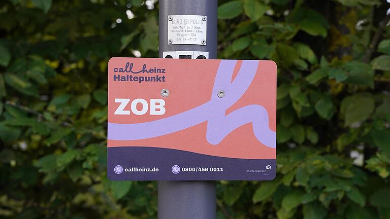 Alle Callheinz-Haltestellen sind mit einem solchen Schild markiert worden. Alle Callheinz-Haltestellen sind mit einem solchen Schild markiert worden.