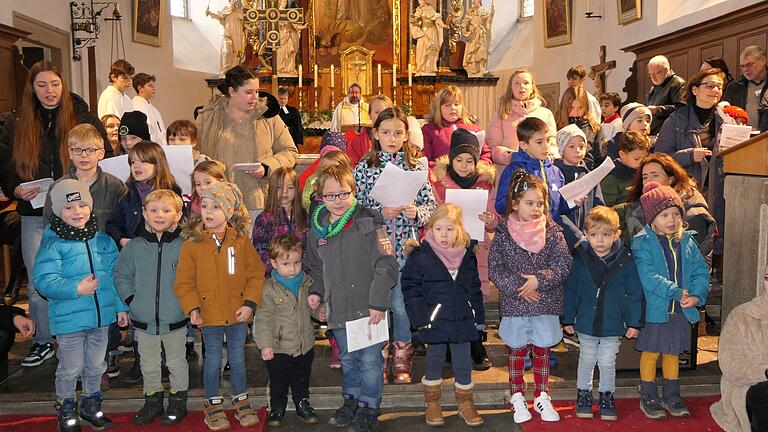 Die Mädchen und Buben der Kinderkrippe und der Mittagsbetreuung im Caritashaus untermalten den Gottesdienst mit dem Lied 'Ich kenn ein Haus'.