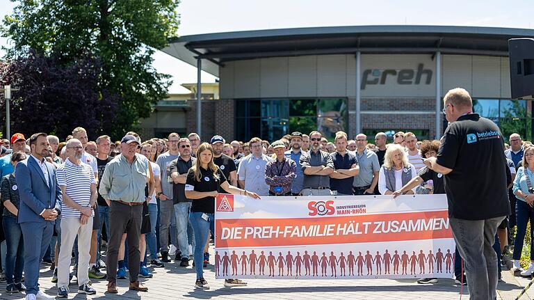 Am 18. Juni demonstrierten Mitarbeiterinnen und Mitarbeiter von Preh mit der IG Metall auf dem Firmengelände in Bad Neustadt gegen den geplanten Stellenabbau.