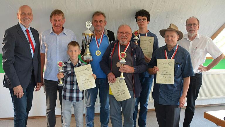 Die Sieger bei der Schnellschach-Kreismeisterschaft und die neuen Gerolzhöfer Schach-Stadtmeister (von links): Zweiter Bürgermeister der Stadt Gerolzhofen Erich Servatius, Vorsitzender Schachklub Gerolzhofen Michael Birken, Robert Damm, Lothar Reß, Kurt Bickel, Kilian Heilmann, Günther Janotta, Turnierleiter Dr. Harald Bittner.