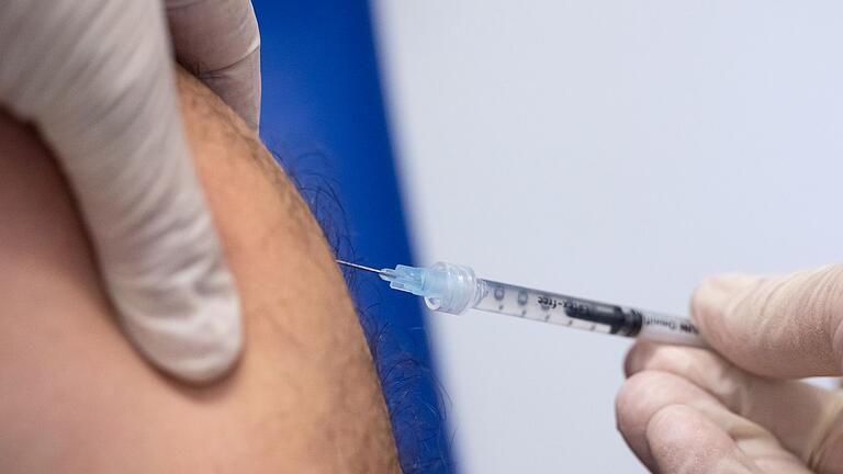 Ein Jahr Affenpocken in Europa - Ein Mitarbeiter impft im „Klinikum rechts der Isar” einen Mann gegen Affenpocken. Ein Jahr Affenpocken in Europa - Ein Mitarbeiter impft im „Klinikum rechts der Isar” einen Mann gegen Affenpocken.