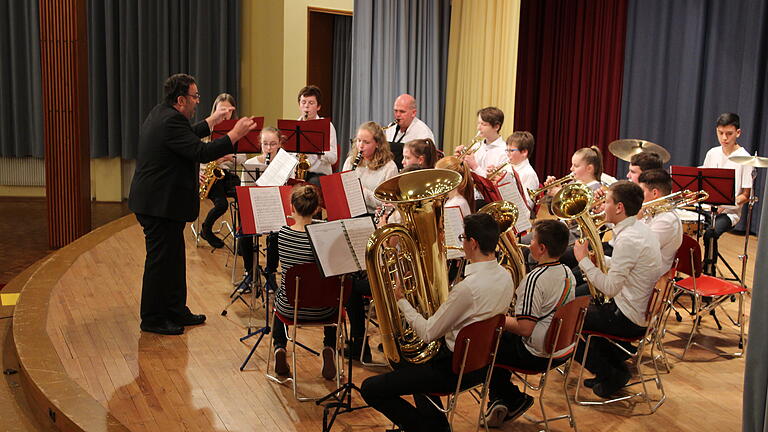 Gäste des Frühlingskonzerts der Sing- und Musikschule Gemünden waren Dirigent Michael Reinhart und das Gräfendorfer Jugendorchester.