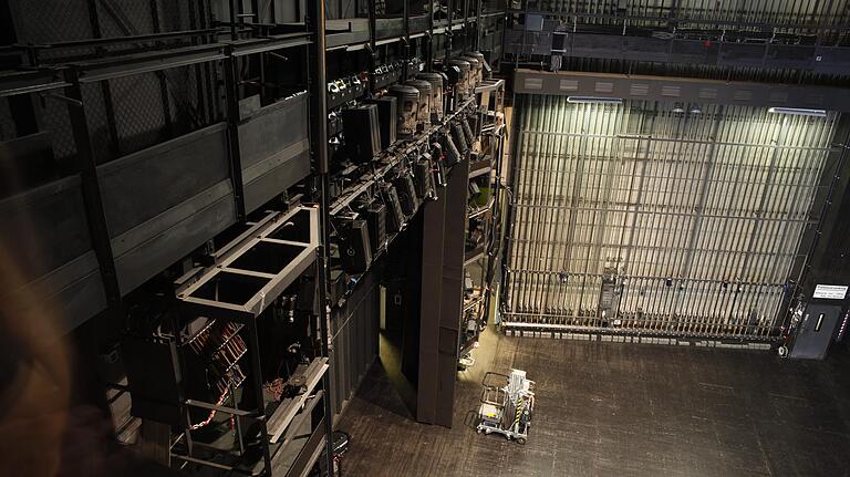 Blick auf die Bühne des Theaters, wo die Technik im Rahmen der Sanierung erneuert wird.