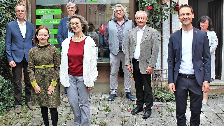 Constanze Wald (Vierte von links) hat ihr Geschäft 'Wald Hörgeräte' in Gerolzhofen eröffnet. Mit dabei waren Mitarbeiter Andreas Rudloff, Tochter Greta Schwemmlein, Stadtrat Thomas Vizl, Handwerker Rainer Männling, Pfarrer Stefan Mai, Bürgermeister Thorsten Wozniak und Vermieterin Petra Schneider.