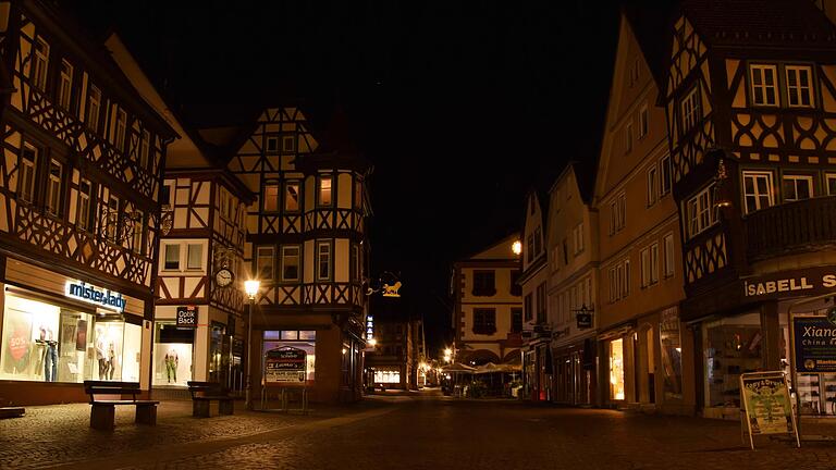 Blick in die Fußgängerzone in der Lohrer Hauptstraße an einem Sonntagabend Ende August. Grob geschätzt waren zu diesem Zeitpunkt in der Innenstadt etwas mehr als die Hälfte der Schaufenster dunkel.