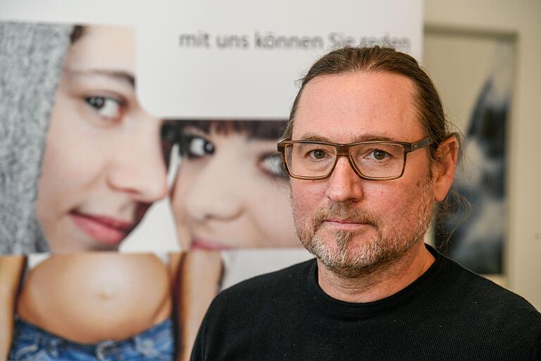 Sexualpädagoge Hans-Peter Breuner vom Team der Beratungsstelle pro familia Würzburg informiert Jugendliche unter anderem in Schulen über Sexting, den Austausch von Nachrichten und Fotos mit sexuellem Inhalt.