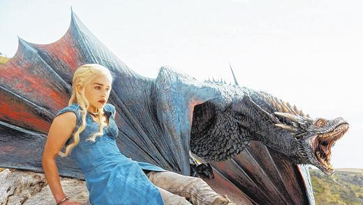 Will die größte Sklavenhändlerstadt des Ostens befreien: Daenerys Tragaryen (Emilia Clarke) mit einem ihrer immer größer werdenden Drachen. Insgesamt hat sie sogar drei davon.