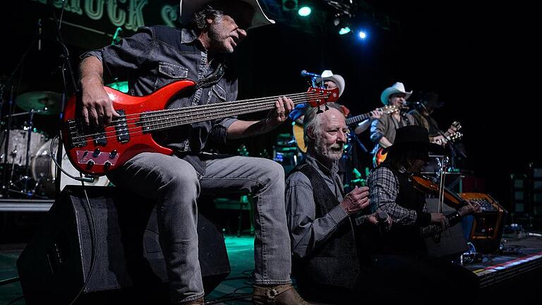 Truck Stop Posthalle       -  Bassist Uwe Lost könnte wohl selbst eine angreifende Indianer-Horde nicht aus der Ruhe bringen. Teddy Ibing rechts neben ihm ist das einzig verbliebene Truck-Stop-Gründungsmitglied.