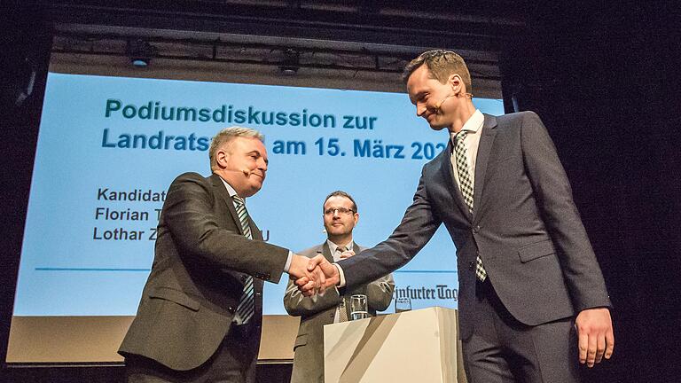 Florian Töpper (SPD, rechts) verteidigte im März souverän sein Landratsamt gegen Herausforderer Lothar Zachmann (CSU). Bei einer Podiumsdiskussion im Januar (im Hintergrund Tagblatt-Redaktionsleiter Oliver Schikora) schüttelten sie sich die Hand.