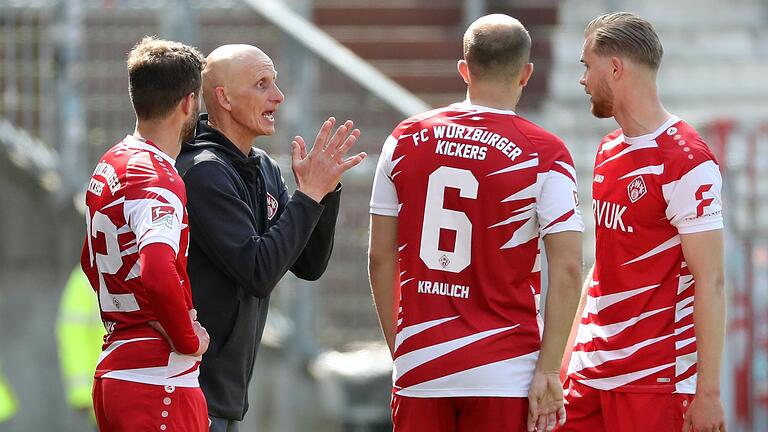 Trainer Ralf Santelli gibt Anweisungen im Spiel gegen den FC St. Pauli. Trainer Ralf Santelli gibt Anweisungen im Spiel gegen den FC St. Pauli.