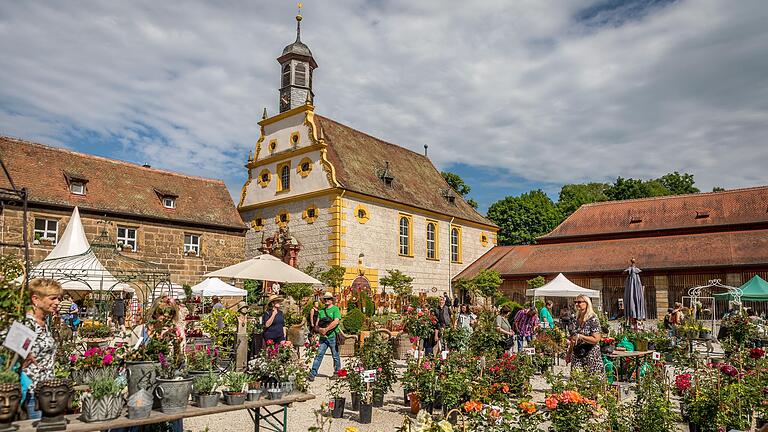 Beim Gartenfest aus Schloss Eyrichshof, hier im Jahr 2022, gibt es neben etlichen Stauden und Blumen auch verschiedenste Dekorationsartikel.&nbsp;