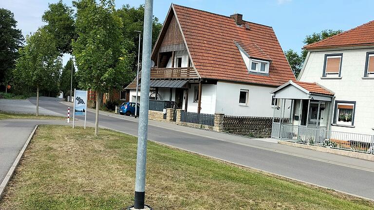 Ungefähr hier, am Grünstreifen beim Bahnhof, soll der Nordheimer Gedenkort für jüdische Mitbürgerinnen und Mitbürger entstehen.