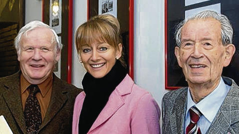 Heinrich Weppert, OB Pia Beckmann und Hermann Kupsch mit der Broschüre der Geschichtswerkstatt.