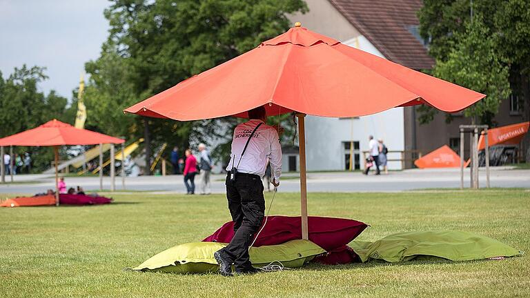 Wird es zu windig, müssen die Mitarbeiter des Security-Dienstes auch die Sonnenschirme auf den Wiesen schließen.