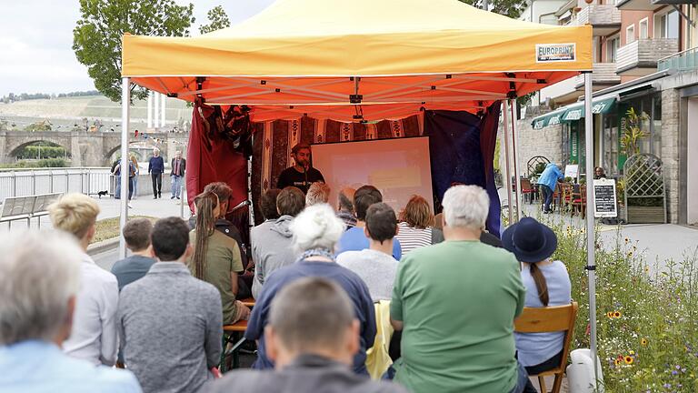 Während der Aktion Autofreier Tag in Würzburg. informierte Ludwig Kuchinke von Green City über urbane Stadtenwticklung. Foto: Johannes Kiefer