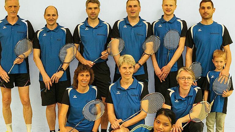 DJK Schweinfurt II wird Badminton-Meister       -  Bestens lief es für die zweite Badminton-Mannschaft der DJK Schweinfurt in der Bezirksklasse A. Sie blieb nach zehn Spielen mit neun Siegen und nur einem Unentschieden ungeschlagen, feierte vorzeitig die Meisterschaft und stieg damit in die Bezirksliga auf. Hinten von links: Erhard Keller, Ralf Friedrich, Matthias Dommaschk, Tobias Post, Florian Seidling und Sebastian Kramer; vorne: Claudia Peinemann, Sabine Bugner-Frisch, Elke Sieber und Georg Kramer; liegend: Ahmad Nizam Najmi Bin Abd Wahab. (SWT)