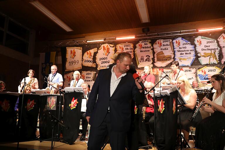 Solosänger Michael Schopf und das Auswahlorchester Karlstadt.