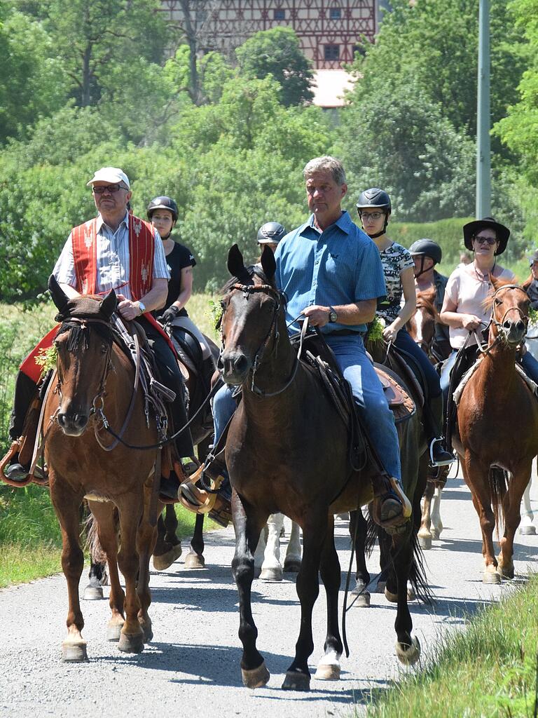 Hoch zu Ross aus dem Dorf hinaus. Hoch zu Ross aus dem Dorf hinaus.