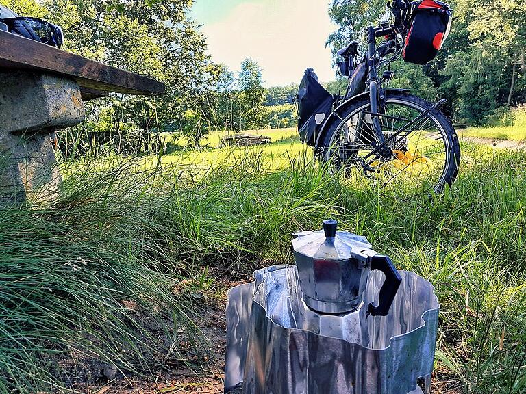 Erfahrung aus längeren Radtouren und Wanderungen zu Fuß hat Marcus Grech bereits. Nicht fehlen darf dabei seine Espressokanne.